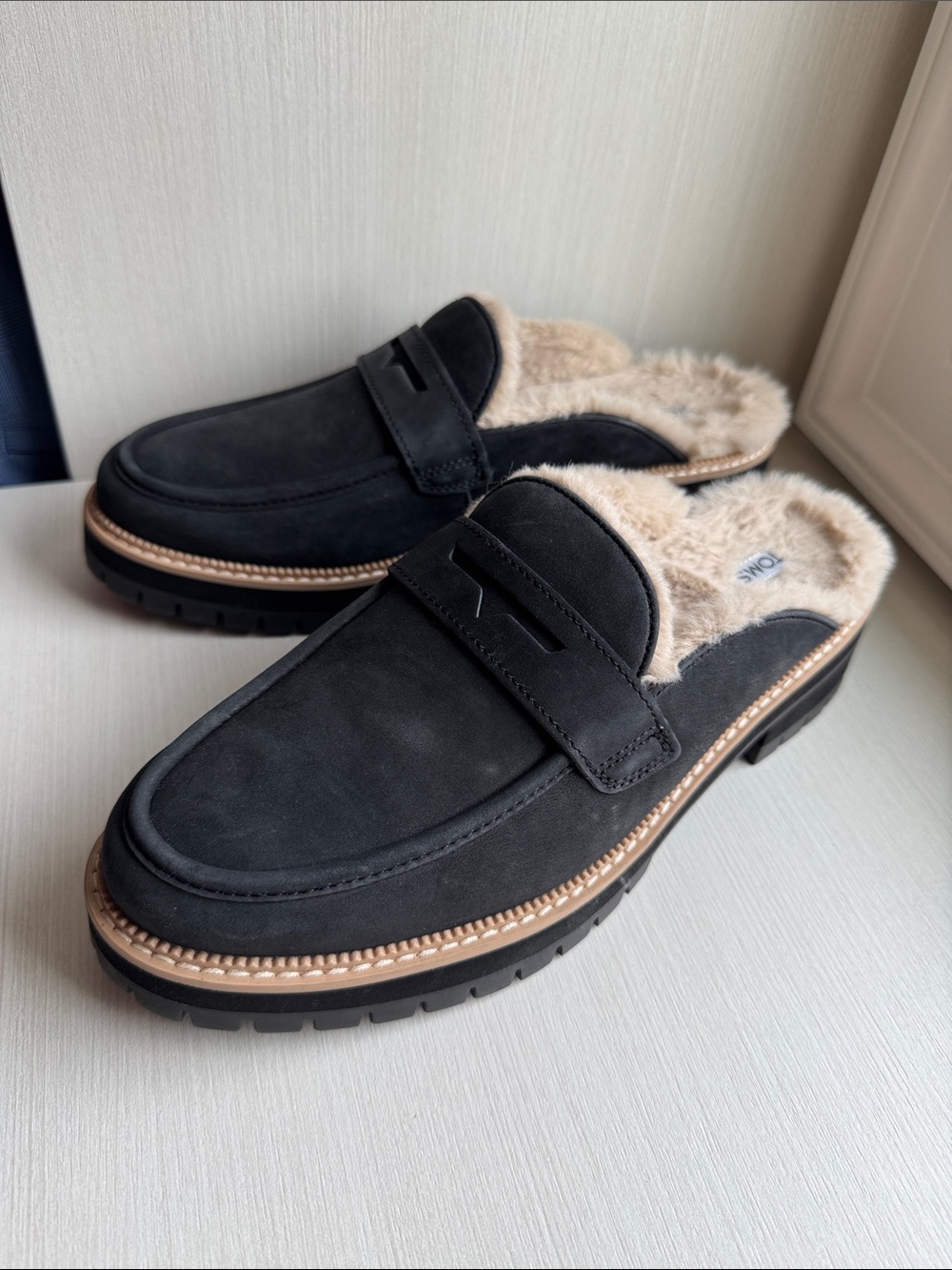 Women’s TOMS Black Suede Shearling-Lined faux Loafers / slides / mules size 9.5